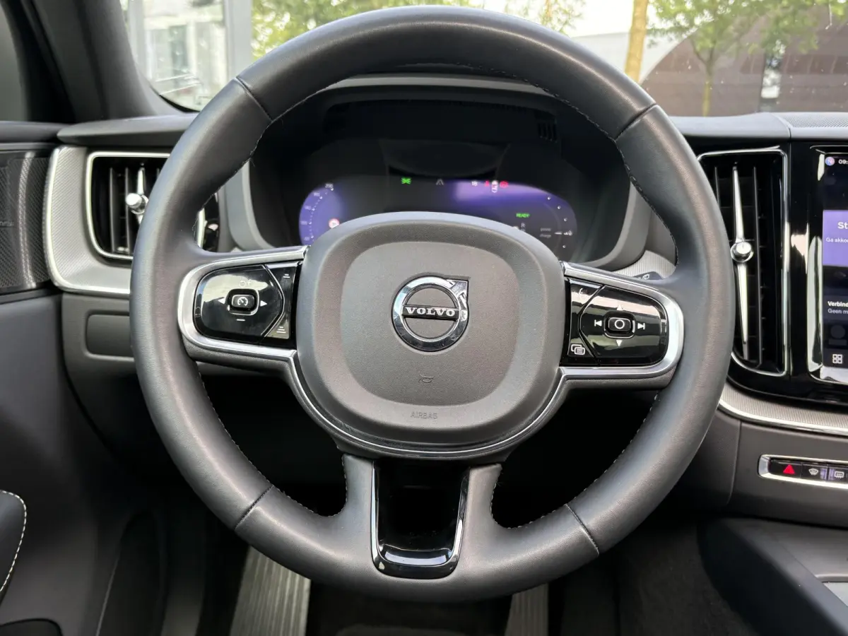 2.0 T6 Plug-in hybrid AWD Plus Dark Showroomprijs van €44.400,- nu voor slechts €42.440,- Uw herfstvoordeel: maar liefst €1.960,-!| DEALER ONDERHOUDEN | HARMAN/KADON | 360° GRADEN CAM