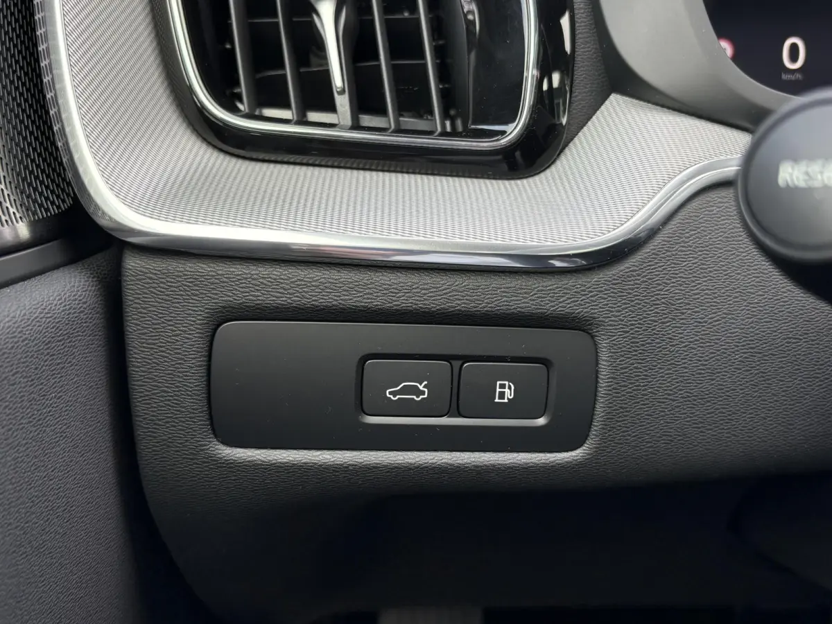 2.0 T6 Plug-in hybrid AWD Plus Dark Showroomprijs van €44.400,- nu voor slechts €42.440,- Uw herfstvoordeel: maar liefst €1.960,-!| DEALER ONDERHOUDEN | HARMAN/KADON | 360° GRADEN CAM