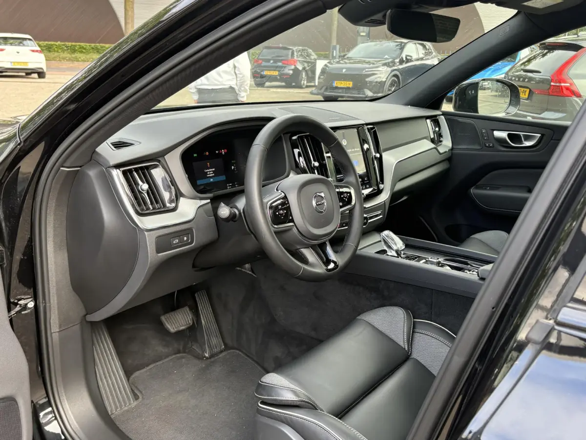 2.0 T6 Plug-in hybrid AWD Plus Dark Showroomprijs van €44.400,- nu voor slechts €42.440,- Uw herfstvoordeel: maar liefst €1.960,-!| DEALER ONDERHOUDEN | HARMAN/KADON | 360° GRADEN CAM