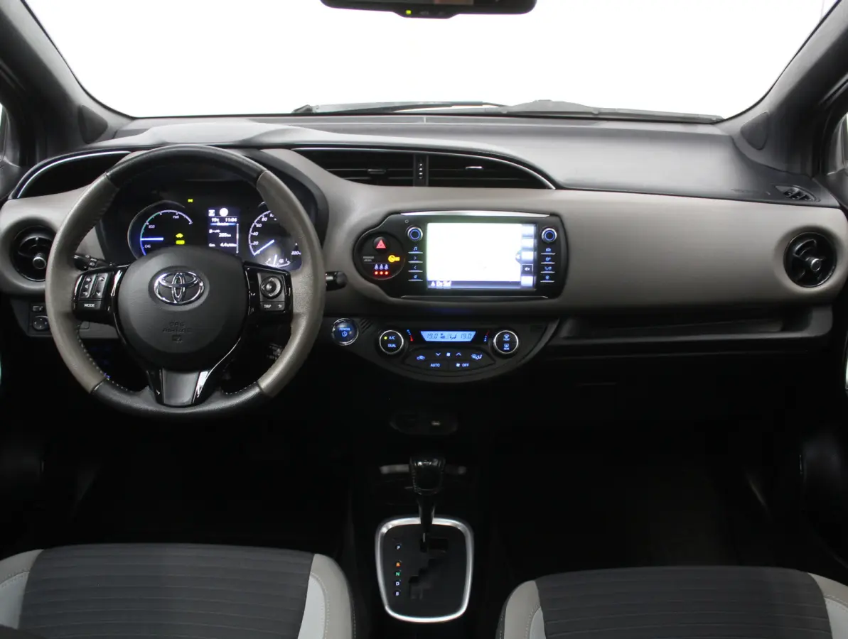 1.5 Hybrid Bi-Tone Plus CLIMATE | LMV16 | AFNBTREKHAAK | CRUISE | LED | NAVI | CAMERA | PANODAK