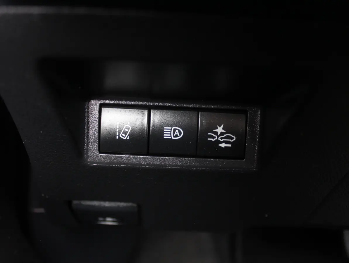1.5 Hybrid Bi-Tone Plus CLIMATE | LMV16 | AFNBTREKHAAK | CRUISE | LED | NAVI | CAMERA | PANODAK