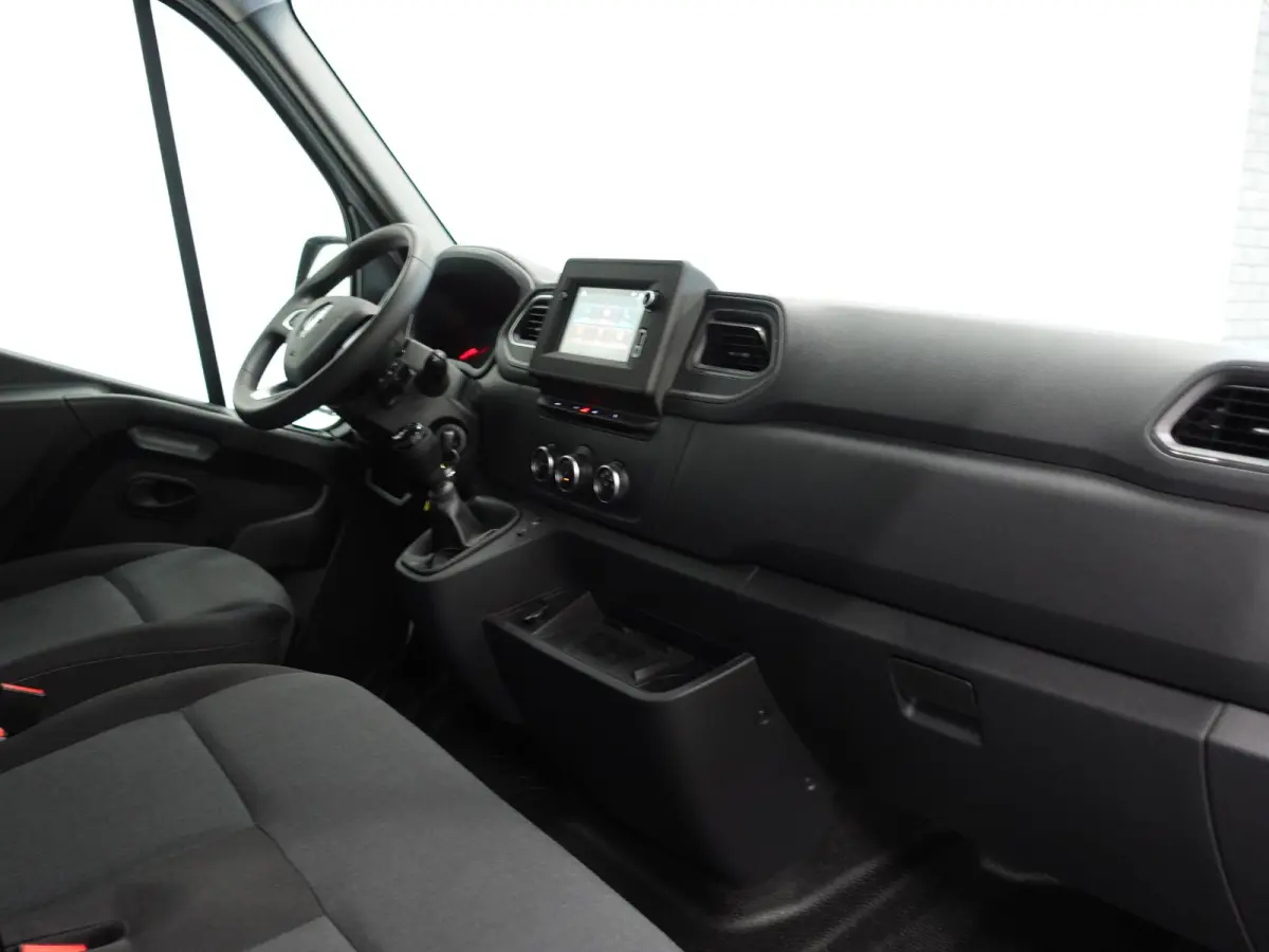 T33 2.3 dCi 135PK L2H2 BPM VRIJ! Airco Cruise control Parkeersensoren Navigatie Trekhaak