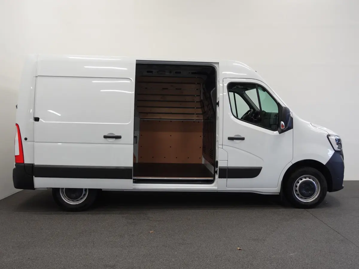 T33 2.3 dCi 135PK L2H2 BPM VRIJ! Airco Cruise control Parkeersensoren Navigatie Trekhaak