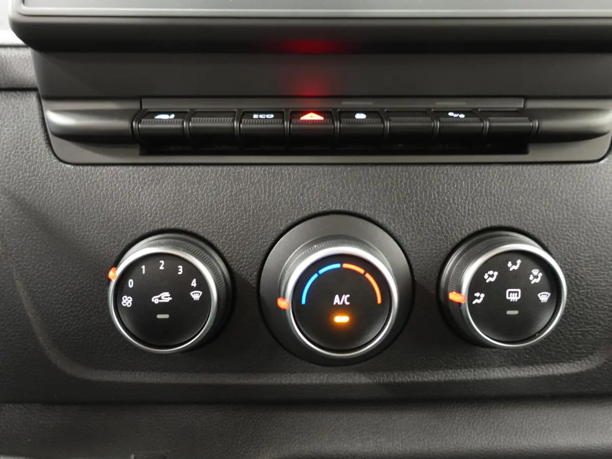 T33 2.3 dCi 135PK L2H2 BPM VRIJ! Airco Cruise control Parkeersensoren Navigatie Trekhaak