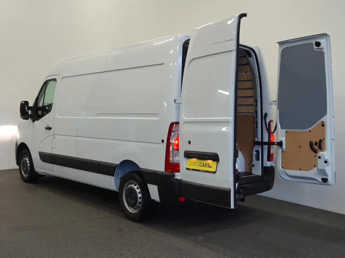 T33 2.3 dCi 135PK L2H2 BPM VRIJ! Airco Cruise control Parkeersensoren Navigatie Trekhaak
