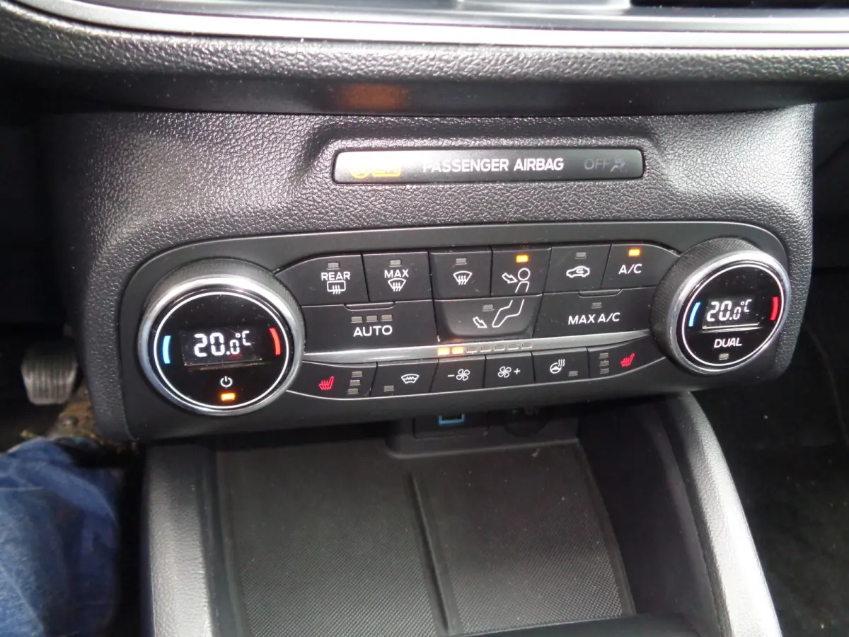 1.0 EcoBoost Hybrid Titanium Ecc, LM velgen, Carplay/android, winterpack