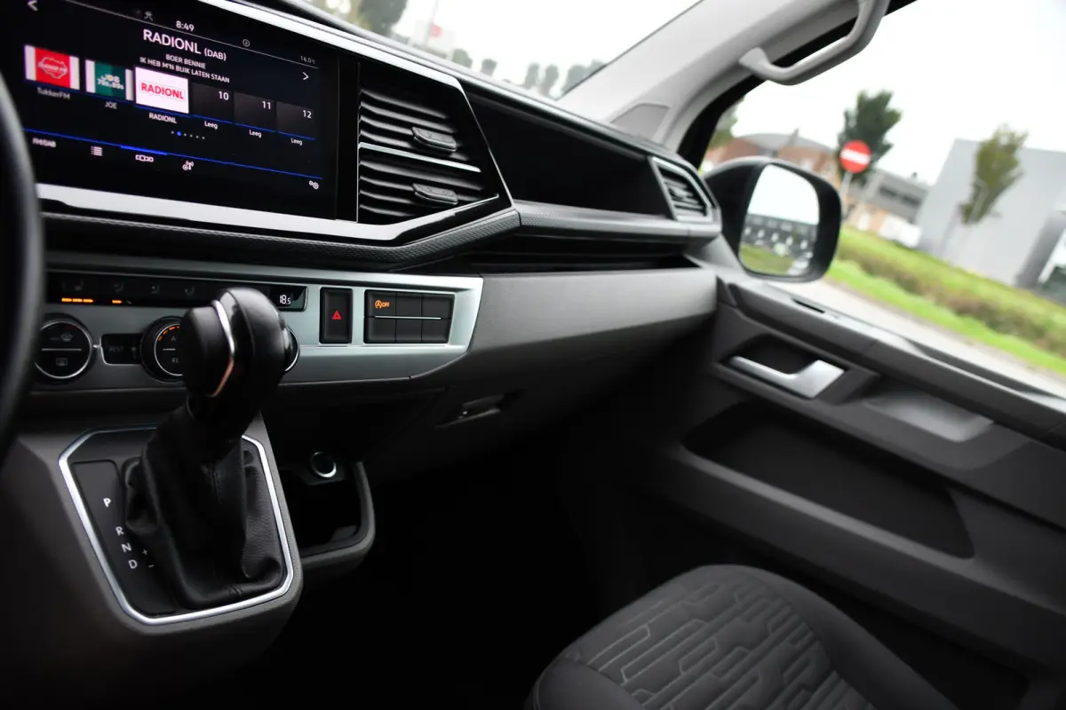 2.0 TDI L2H1 32 DC Caravelle Virtual, Adaptieve Cruise, Carplay, LED, 204pk, Stoelverwarming, Clima, Automaat, 2 x Schuifdeur, Multimedia, Uniek!