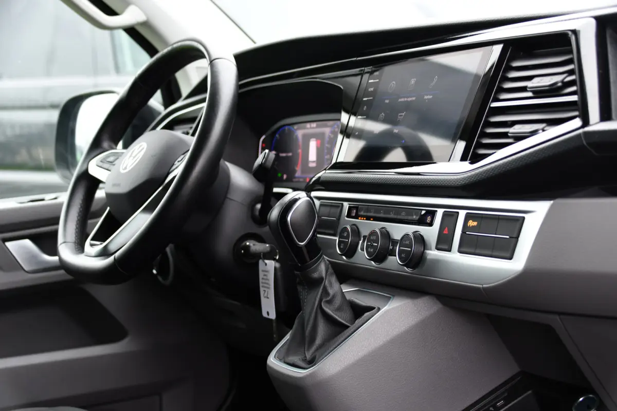 2.0 TDI L2H1 32 DC Caravelle Virtual, Adaptieve Cruise, Carplay, LED, 204pk, Stoelverwarming, Clima, Automaat, 2 x Schuifdeur, Multimedia, Uniek!