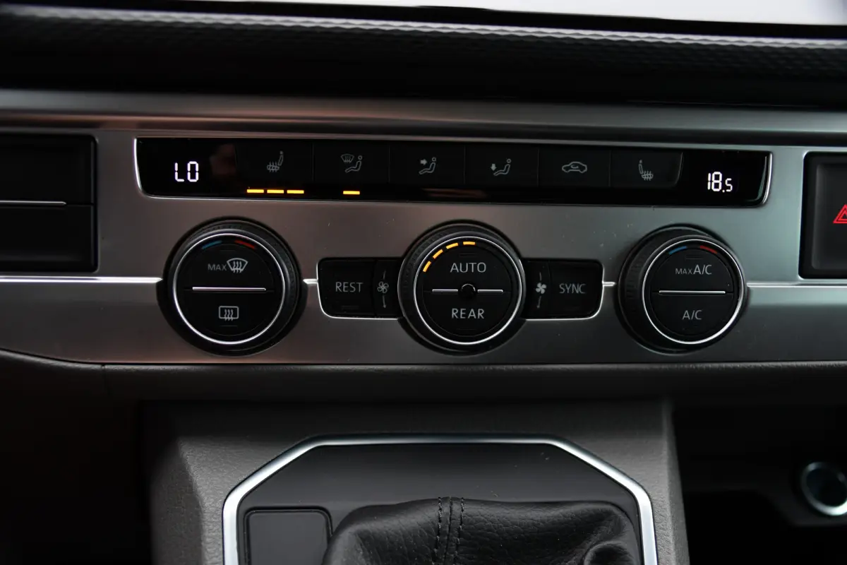 2.0 TDI L2H1 32 DC Caravelle Virtual, Adaptieve Cruise, Carplay, LED, 204pk, Stoelverwarming, Clima, Automaat, 2 x Schuifdeur, Multimedia, Uniek!