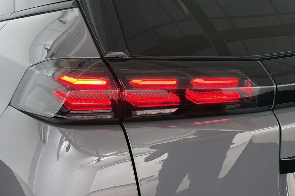 1.2 Hybrid 145 Allure Keyless 360 Camera Dodehoek