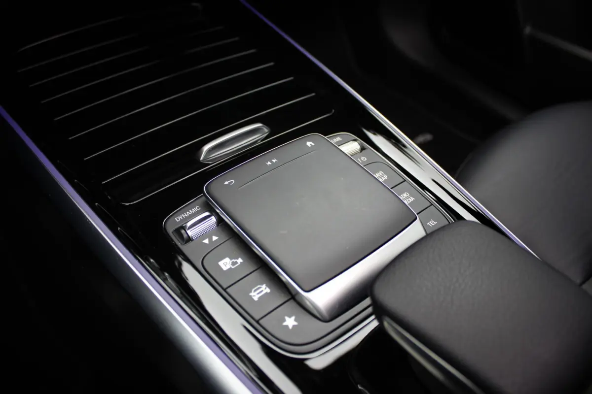 300 4MATIC AMG Line 67 kWh // SoH 97% | Panoramadak | 360 camera | 19 inch | Leder | Keyless | CarPlay & Android Auto | Distronic Plus