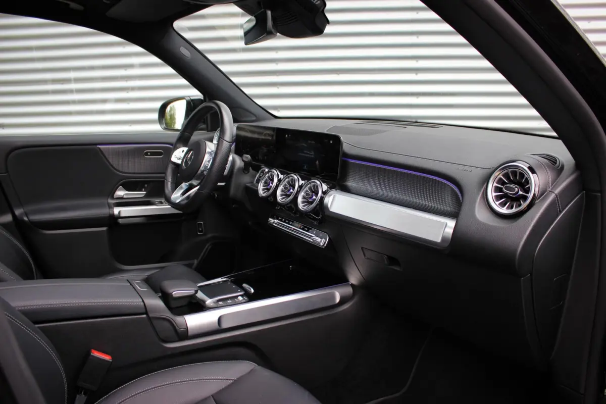300 4MATIC AMG Line 67 kWh // SoH 97% | Panoramadak | 360 camera | 19 inch | Leder | Keyless | CarPlay & Android Auto | Distronic Plus