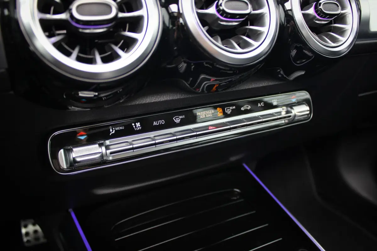 300 4MATIC AMG Line 67 kWh // SoH 97% | Panoramadak | 360 camera | 19 inch | Leder | Keyless | CarPlay & Android Auto | Distronic Plus