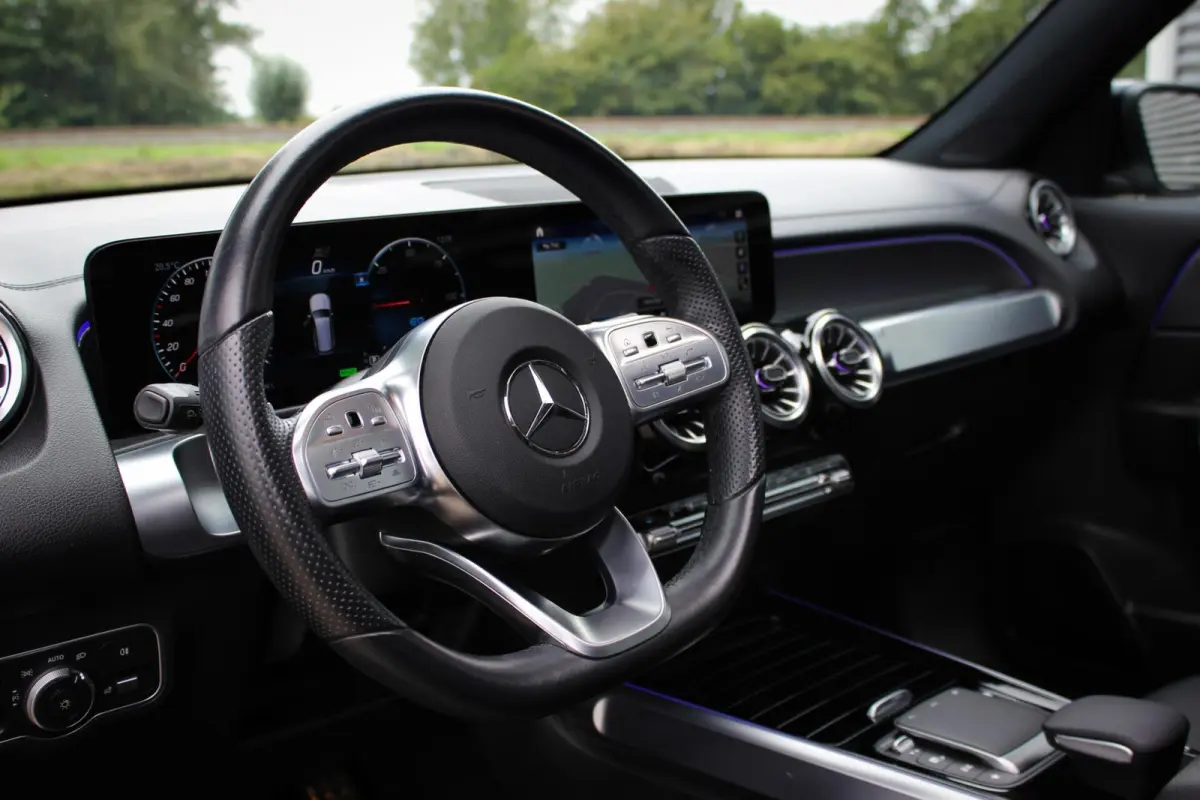 300 4MATIC AMG Line 67 kWh // SoH 97% | Panoramadak | 360 camera | 19 inch | Leder | Keyless | CarPlay & Android Auto | Distronic Plus