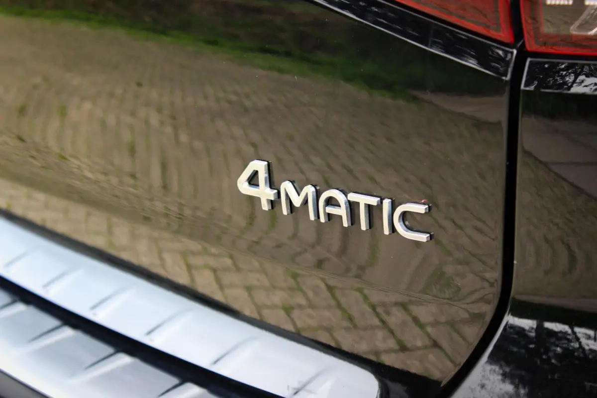 300 4MATIC AMG Line 67 kWh // SoH 97% | Panoramadak | 360 camera | 19 inch | Leder | Keyless | CarPlay & Android Auto | Distronic Plus