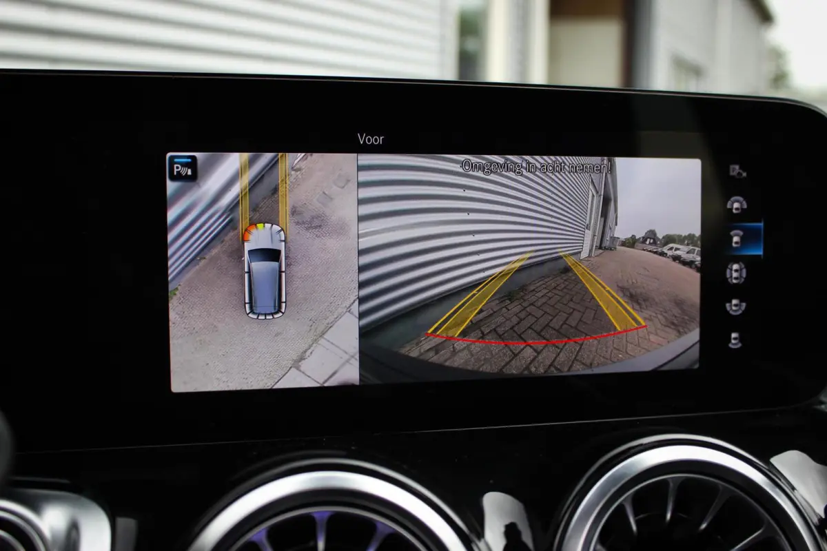 300 4MATIC AMG Line 67 kWh // SoH 97% | Panoramadak | 360 camera | 19 inch | Leder | Keyless | CarPlay & Android Auto | Distronic Plus