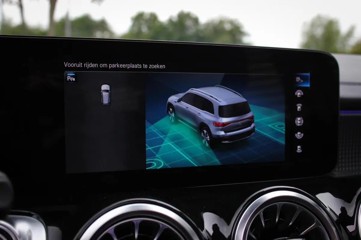300 4MATIC AMG Line 67 kWh // SoH 97% | Panoramadak | 360 camera | 19 inch | Leder | Keyless | CarPlay & Android Auto | Distronic Plus