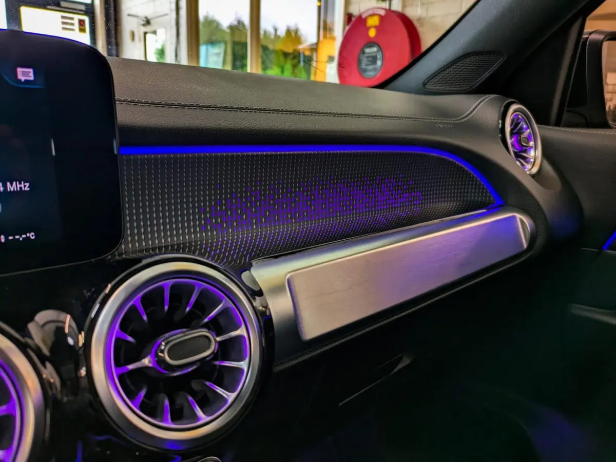 300 4MATIC AMG Line 67 kWh // SoH 97% | Panoramadak | 360 camera | 19 inch | Leder | Keyless | CarPlay & Android Auto | Distronic Plus