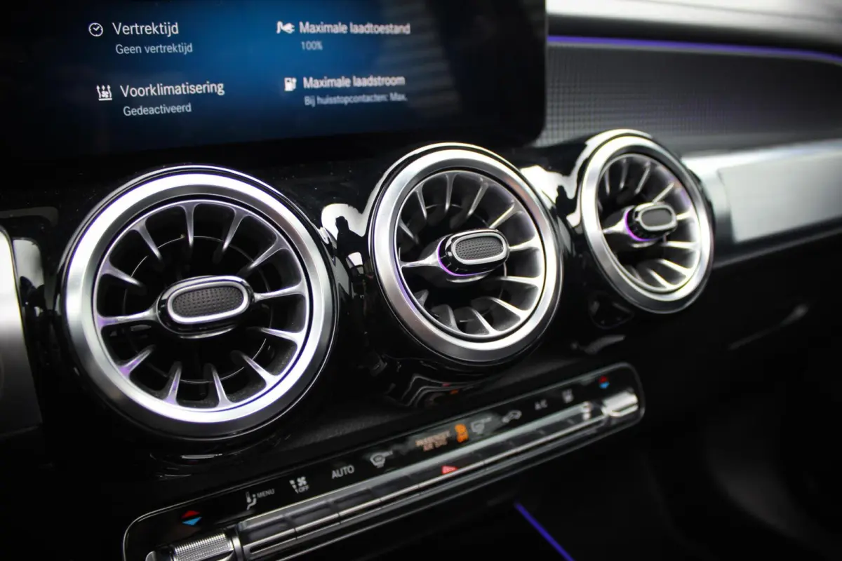 300 4MATIC AMG Line 67 kWh // SoH 97% | Panoramadak | 360 camera | 19 inch | Leder | Keyless | CarPlay & Android Auto | Distronic Plus