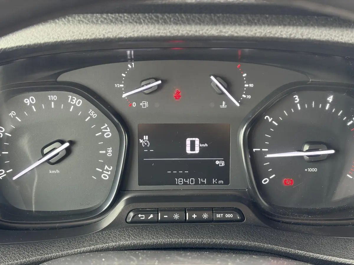 1.6 BlueHDI 95 M*HAAK*A/C*CRUISE*PDC*NAVI*3-PERS*