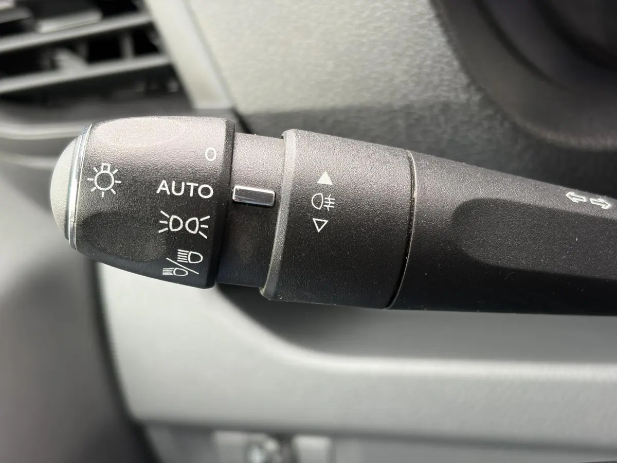 1.6 BlueHDI 95 M*HAAK*A/C*CRUISE*PDC*NAVI*3-PERS*