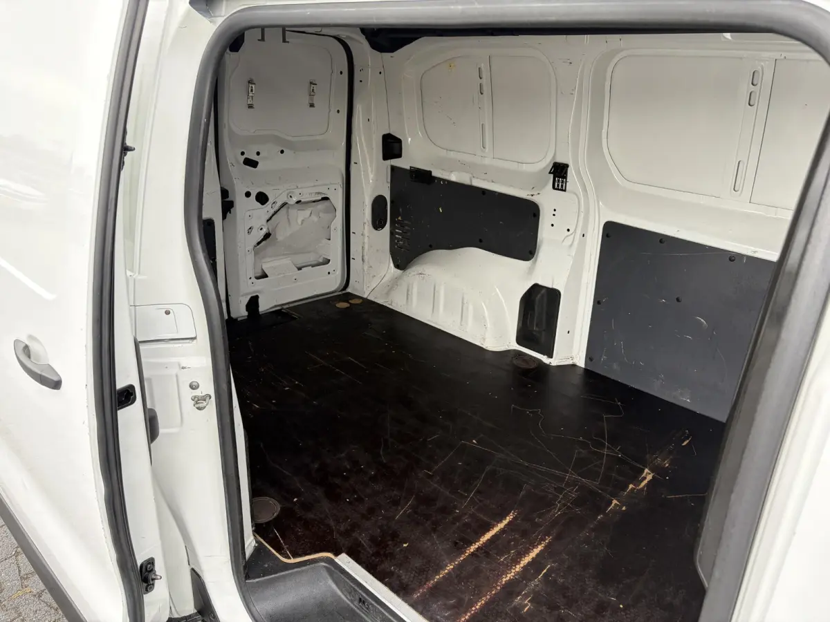 1.6 BlueHDI 95 M*HAAK*A/C*CRUISE*PDC*NAVI*3-PERS*
