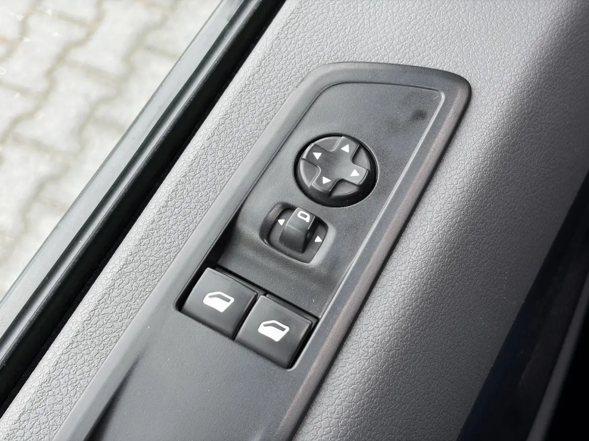 1.6 BlueHDI 95 M*HAAK*A/C*CRUISE*PDC*NAVI*3-PERS*