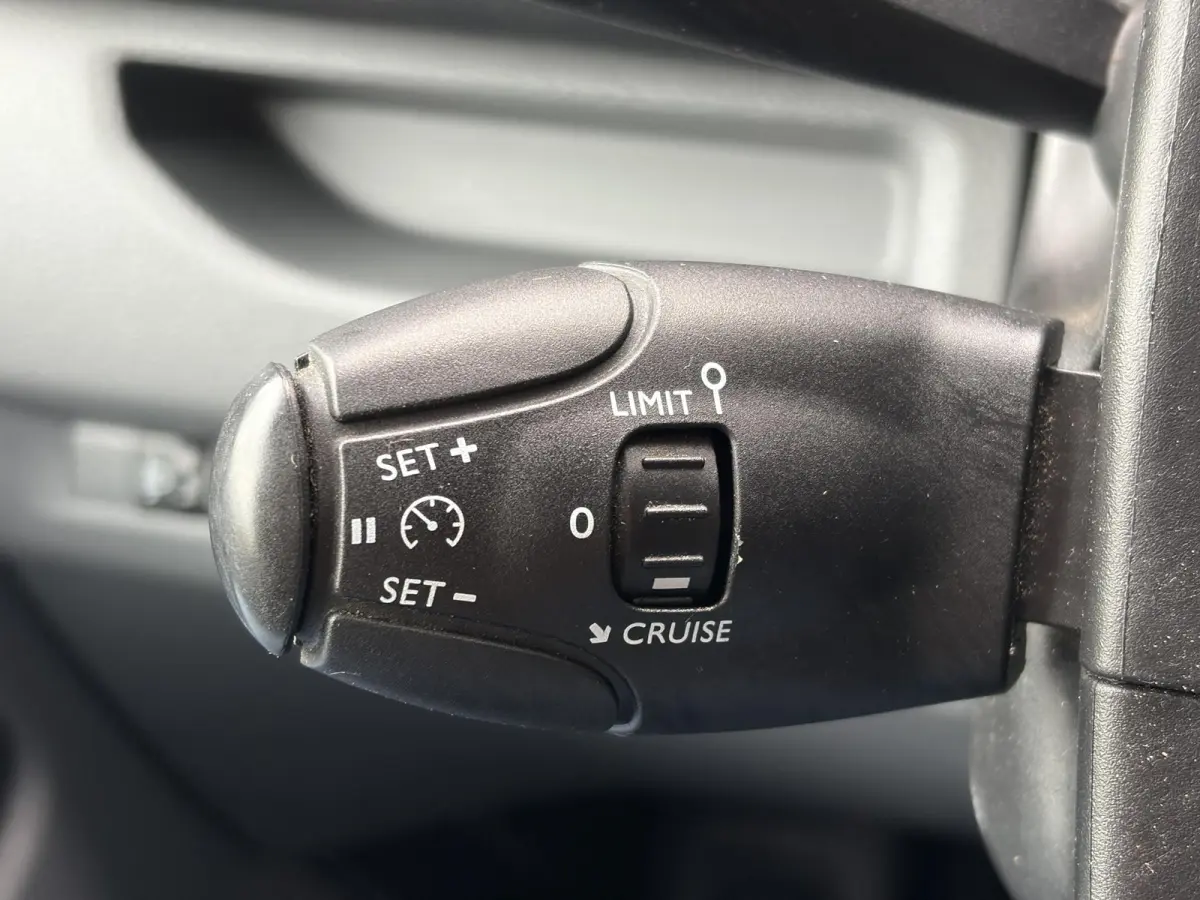 1.6 BlueHDI 95 M*HAAK*A/C*CRUISE*PDC*NAVI*3-PERS*