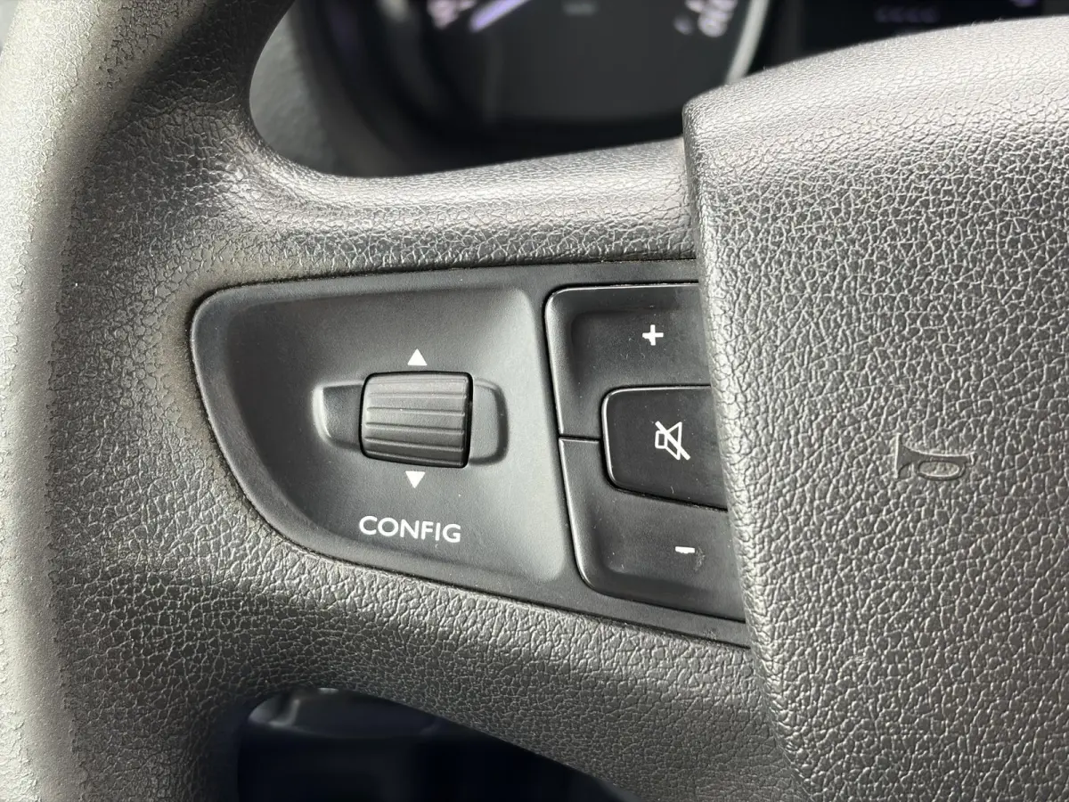 1.6 BlueHDI 95 M*HAAK*A/C*CRUISE*PDC*NAVI*3-PERS*