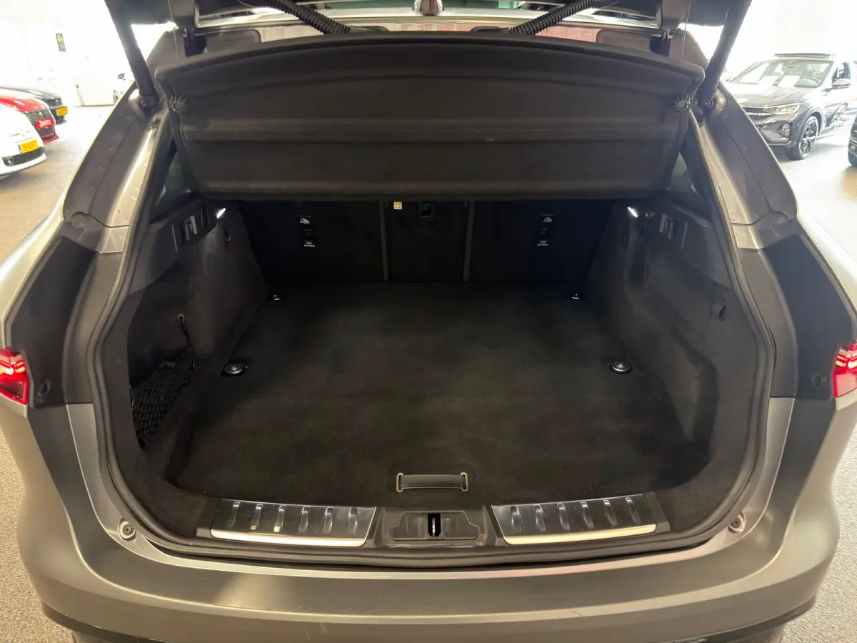 2.0 P400e PHEV| NAVIGATEI\CAMERA| LEDER | PANORAMA