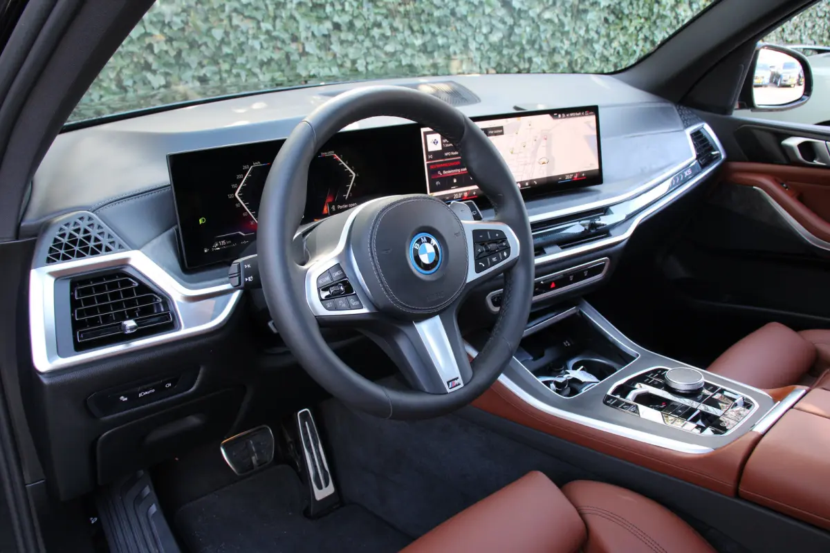 xDrive50e M Sport | UNIEK! | ELEKTR. TREKHAAK | PANODAK | STOEL + STUURVERWARMING | M-SPORT | ADAPTIVE CRUISE | DODE HOEK | 21" LMV