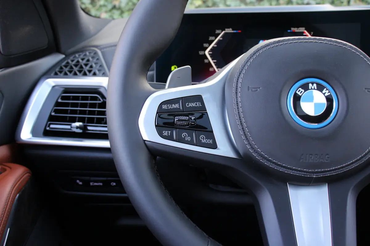 xDrive50e M Sport | UNIEK! | ELEKTR. TREKHAAK | PANODAK | STOEL + STUURVERWARMING | M-SPORT | ADAPTIVE CRUISE | DODE HOEK | 21" LMV