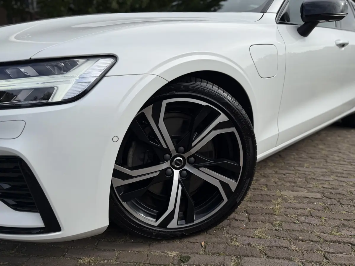 2.0 T8 Plug-in hybrid AWD Ultimate Dark | HUD | Pano | Harman & Kardon | 360 | BTW |