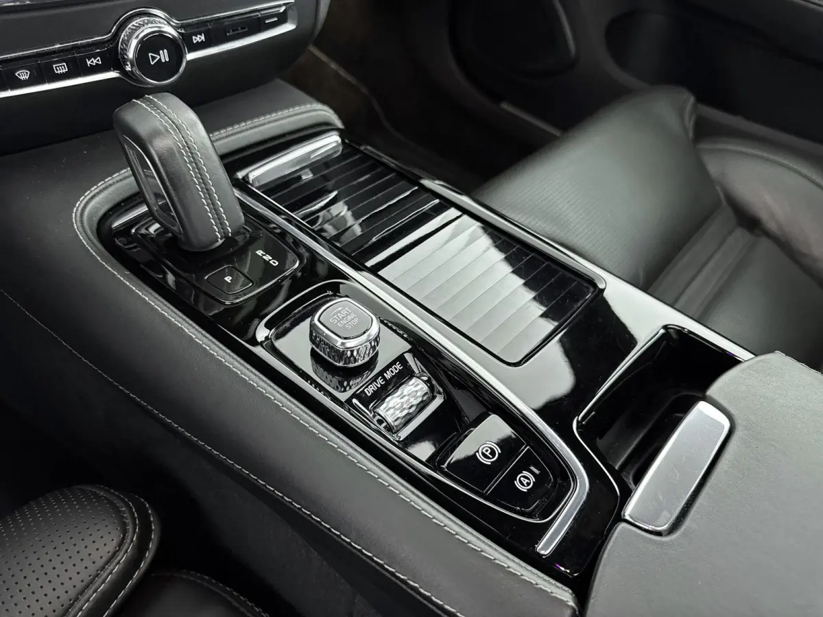 2.0 T8 Twin Engine AWD R-Design | PANORAMADAK | LEDER | HEAD UP