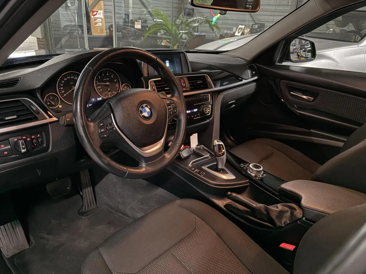 320i 184pk | LED | Elek. Klep | Navi 320i