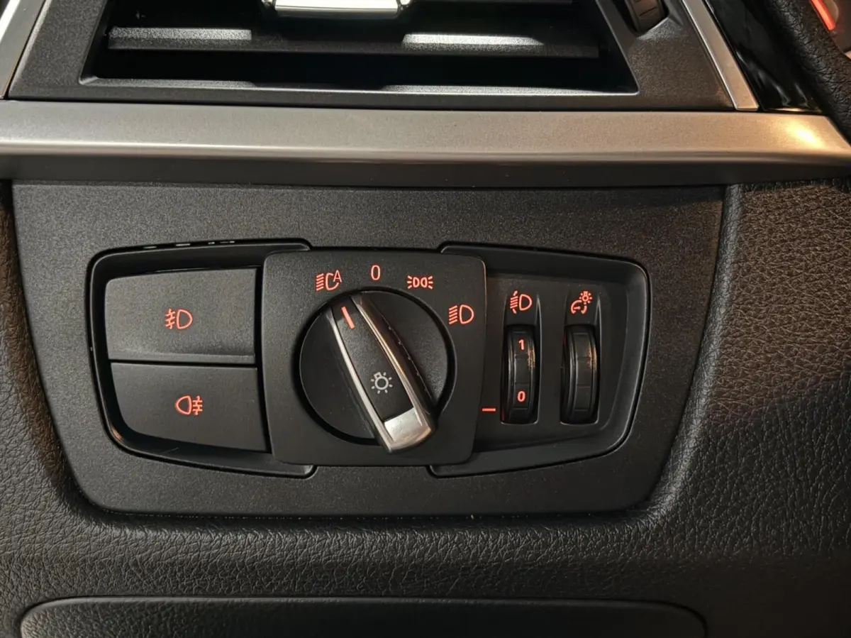 320i 184pk | LED | Elek. Klep | Navi 320i