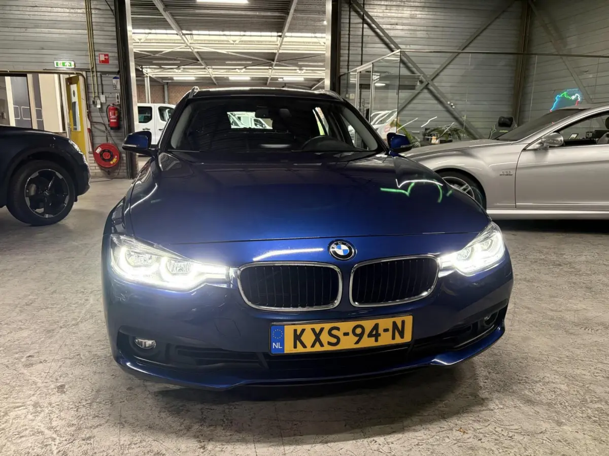 320i 184pk | LED | Elek. Klep | Navi 320i