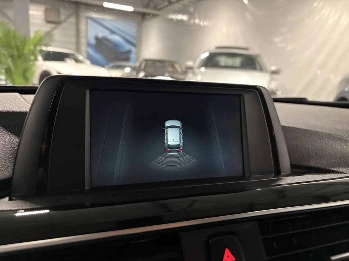 320i 184pk | LED | Elek. Klep | Navi 320i