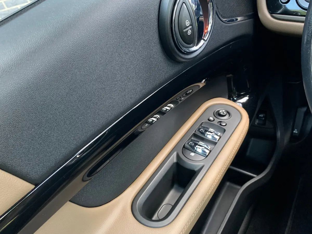 2.0 Cooper S Chili / Apple carplay / Android auto / Navigatie / Lederen bekleding / Elektrisch verstelbare voorstoelen / Panodak / Harman kadon audiosysteem / Achteruitrijcamera