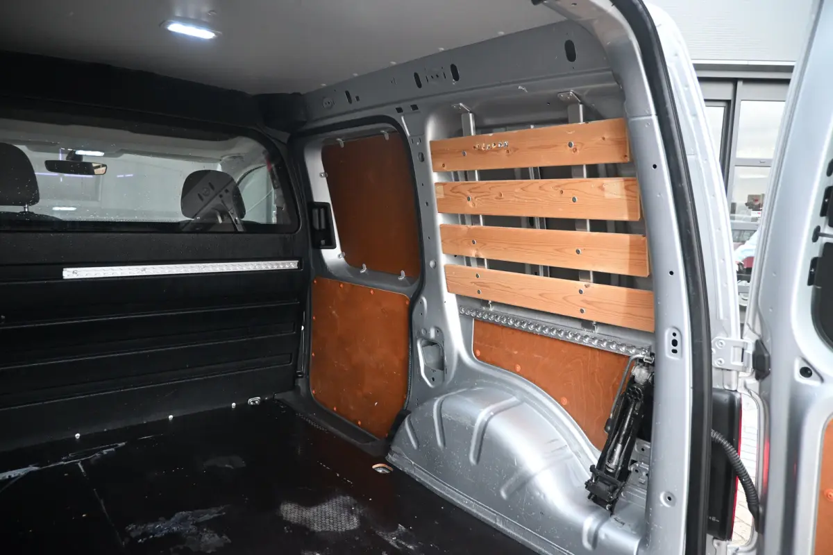 2.0 TDI L1H1 BMT C-Edition | Betimmering | Navigatie | Leder | Parkeersensoren | Airco | Dakrails | Cruise Control | !