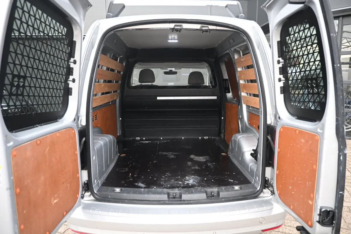 2.0 TDI L1H1 BMT C-Edition | Betimmering | Navigatie | Leder | Parkeersensoren | Airco | Dakrails | Cruise Control | !