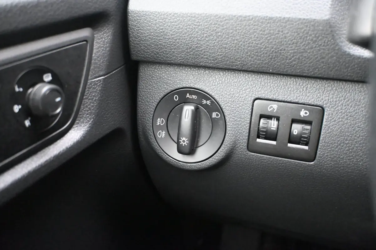 2.0 TDI L1H1 BMT C-Edition | Betimmering | Navigatie | Leder | Parkeersensoren | Airco | Dakrails | Cruise Control | !