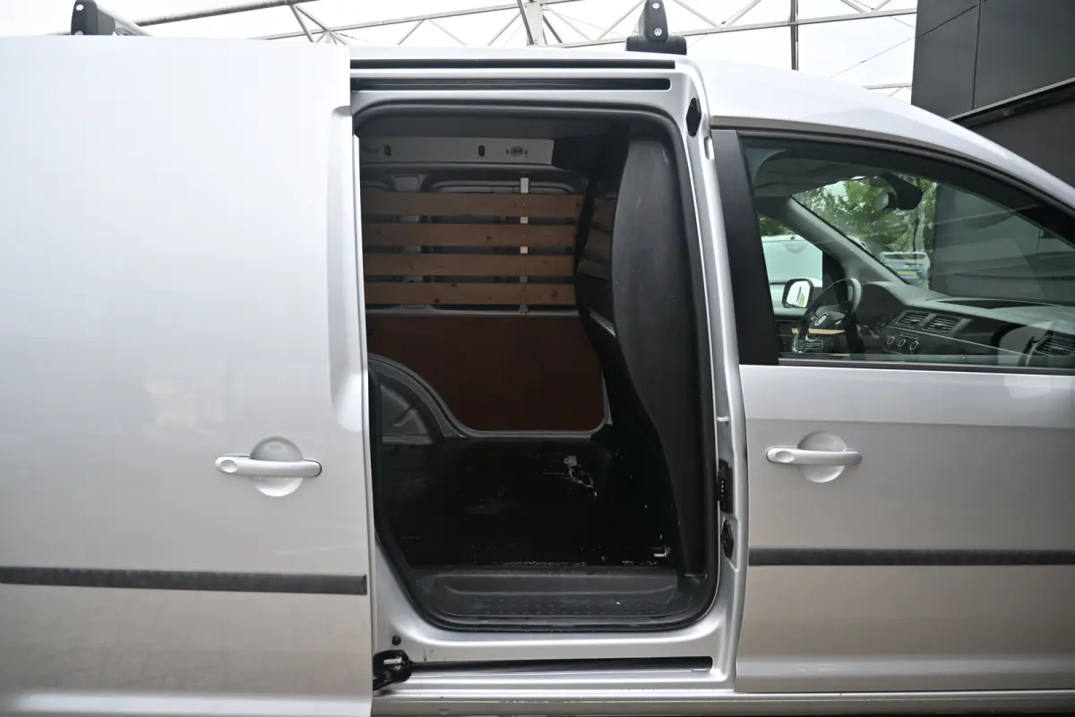 2.0 TDI L1H1 BMT C-Edition | Betimmering | Navigatie | Leder | Parkeersensoren | Airco | Dakrails | Cruise Control | !