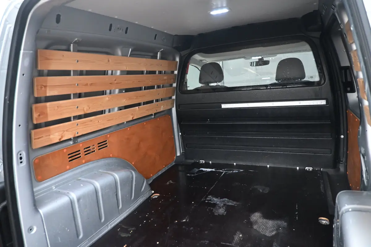 2.0 TDI L1H1 BMT C-Edition | Betimmering | Navigatie | Leder | Parkeersensoren | Airco | Dakrails | Cruise Control | !