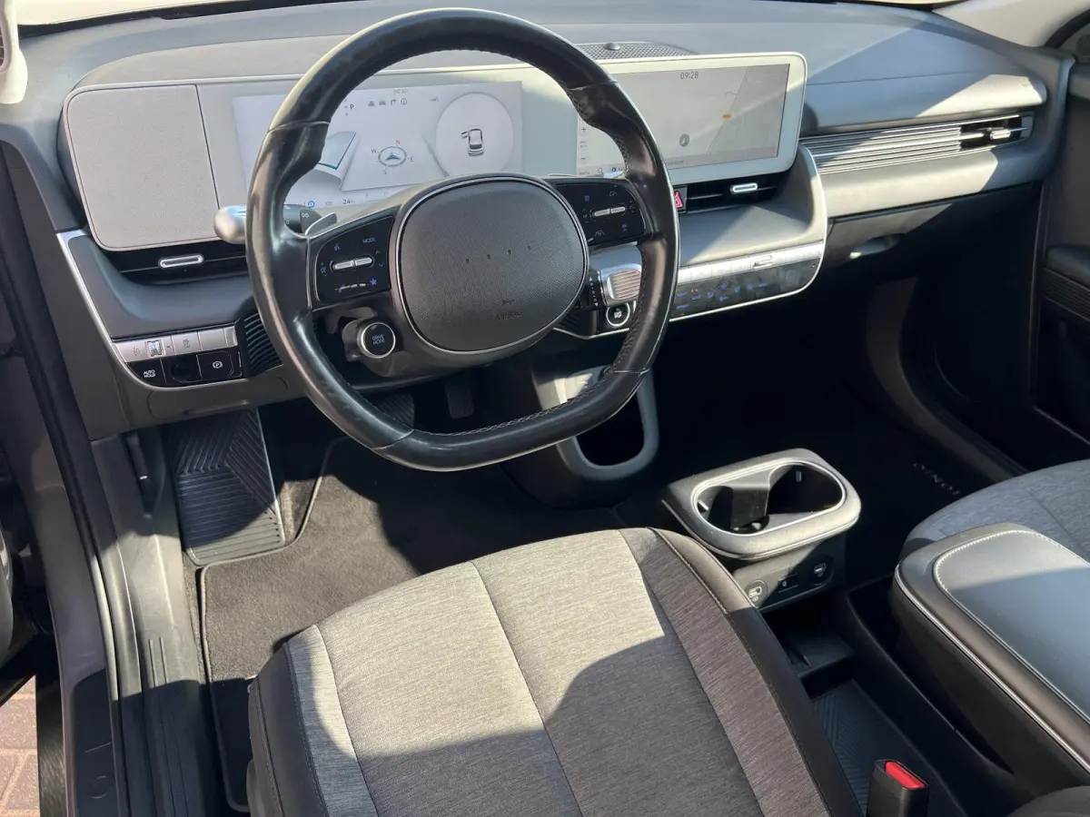 Style 73kWh / Dealer onderhouden / Accu SoH 100 % / Fabrieksgarantie tot 05-2027 / WLTP 481 km stad 686 km / CCS snel laden / warmtepomp / 1.600 kg trekgewicht / Stuur- en stoelverwarming / 