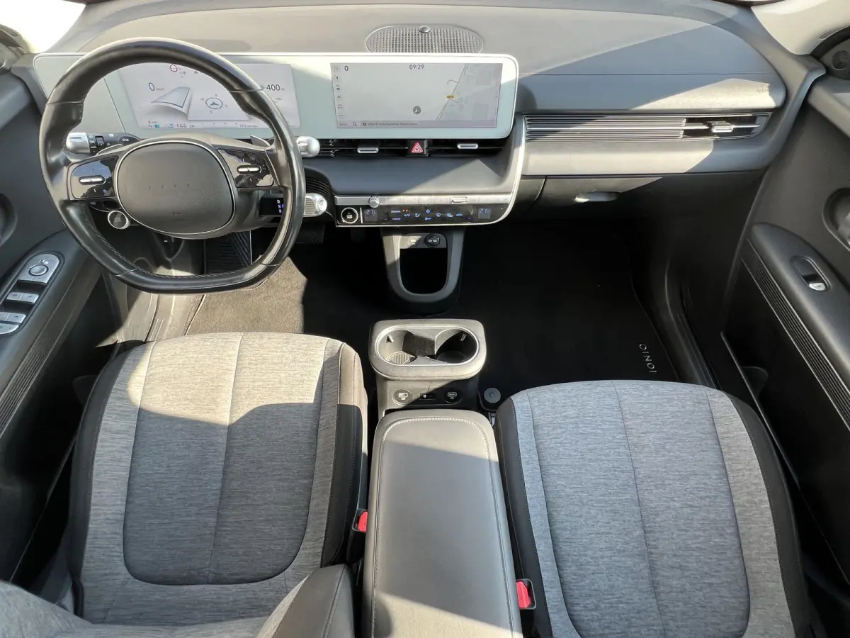 Style 73kWh / Dealer onderhouden / Accu SoH 100 % / Fabrieksgarantie tot 05-2027 / WLTP 481 km stad 686 km / CCS snel laden / warmtepomp / 1.600 kg trekgewicht / Stuur- en stoelverwarming / 
