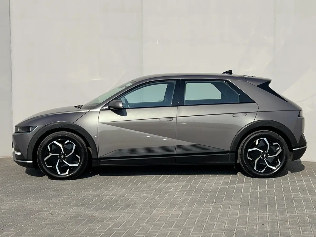Style 73kWh / Dealer onderhouden / Accu SoH 100 % / Fabrieksgarantie tot 05-2027 / WLTP 481 km stad 686 km / CCS snel laden / warmtepomp / 1.600 kg trekgewicht / Stuur- en stoelverwarming / 