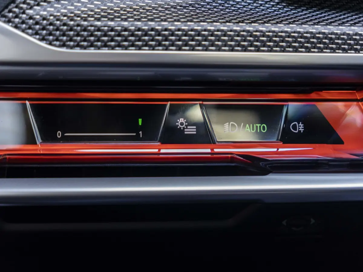 xDrive60 SoH 100% | M Sportpakket Pro | Connoisseur Pack | Climate Acoustics Pack | Active Steering | 21 inch | Iconic Glow kristalkoplampen | Stoelventilatie | Driving Assistant Professiona