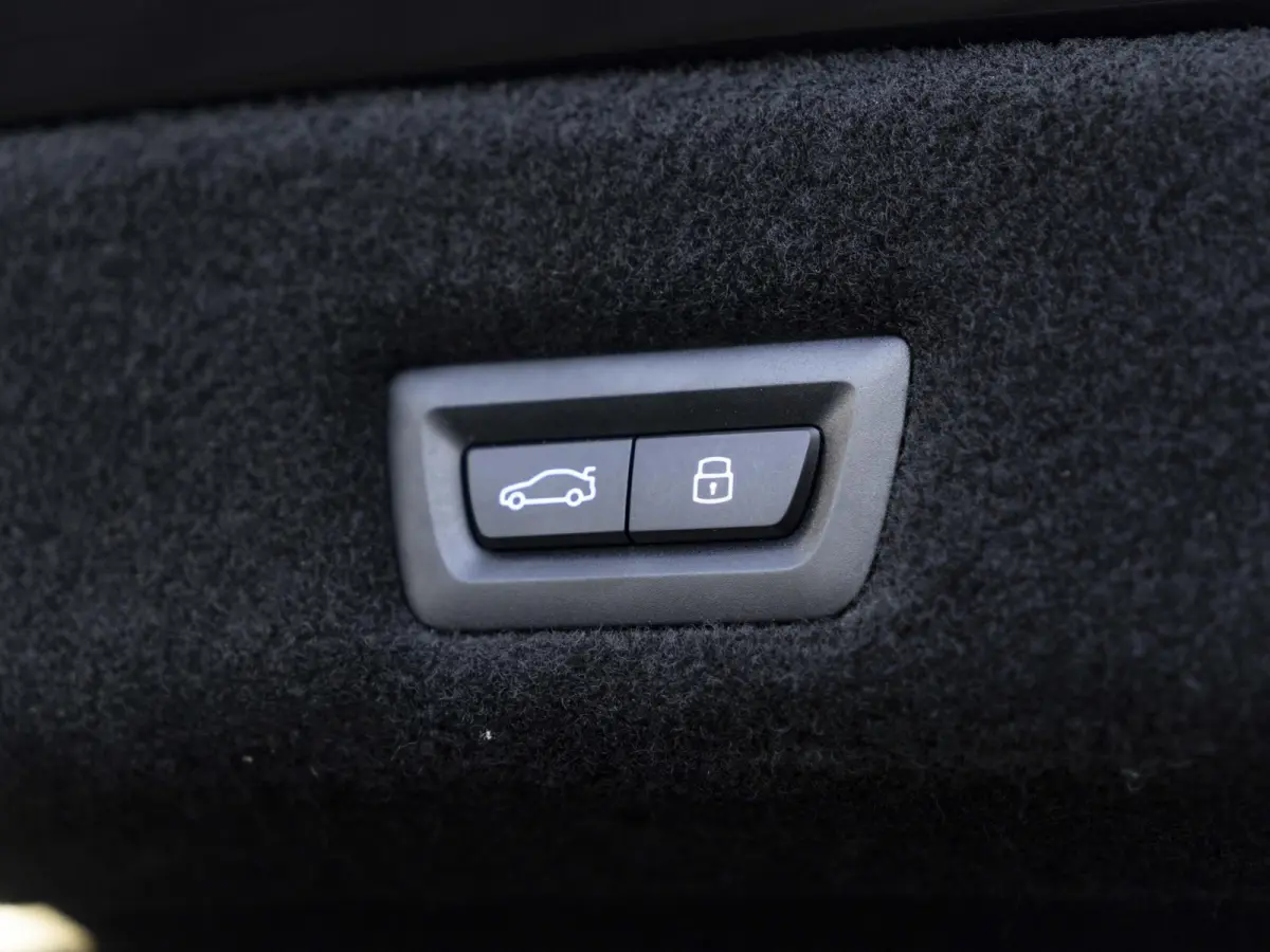 xDrive60 SoH 100% | M Sportpakket Pro | Connoisseur Pack | Climate Acoustics Pack | Active Steering | 21 inch | Iconic Glow kristalkoplampen | Stoelventilatie | Driving Assistant Professiona