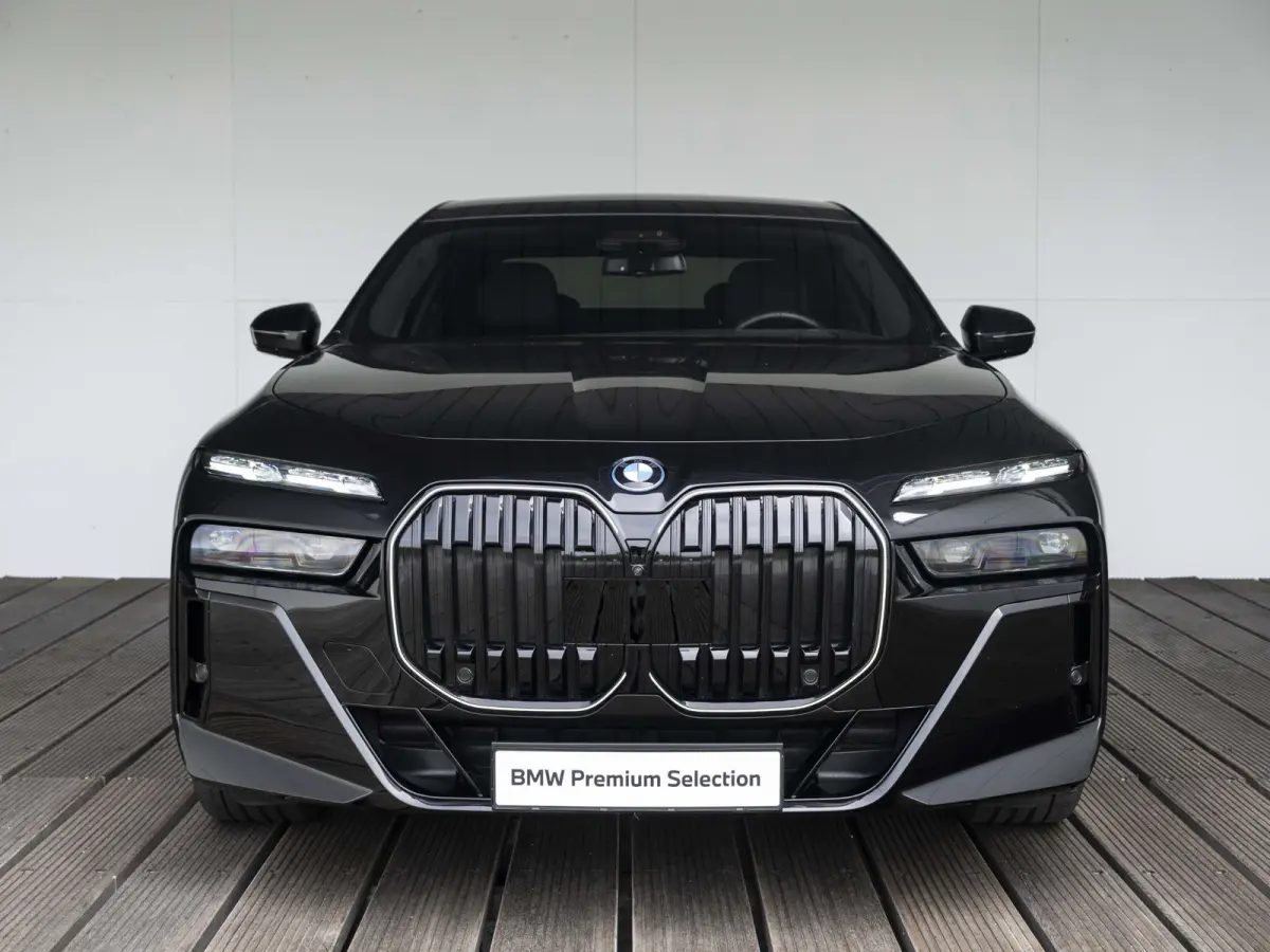xDrive60 SoH 100% | M Sportpakket Pro | Connoisseur Pack | Climate Acoustics Pack | Active Steering | 21 inch | Iconic Glow kristalkoplampen | Stoelventilatie | Driving Assistant Professiona